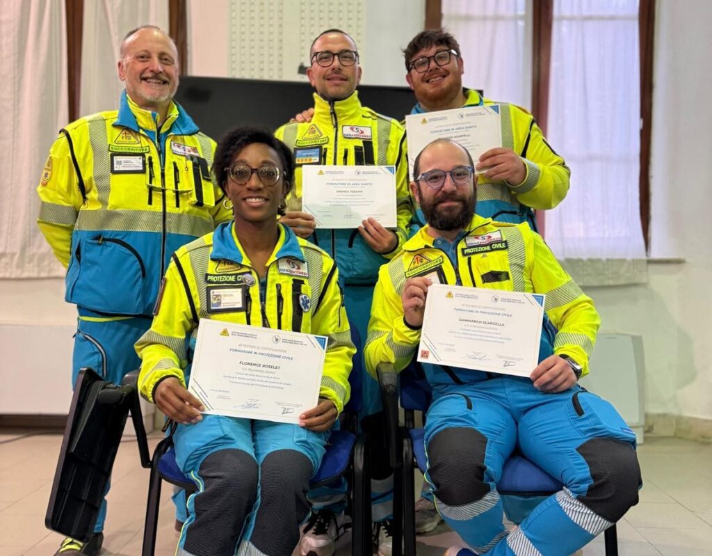 nuovi formatori in posa con l'attestato